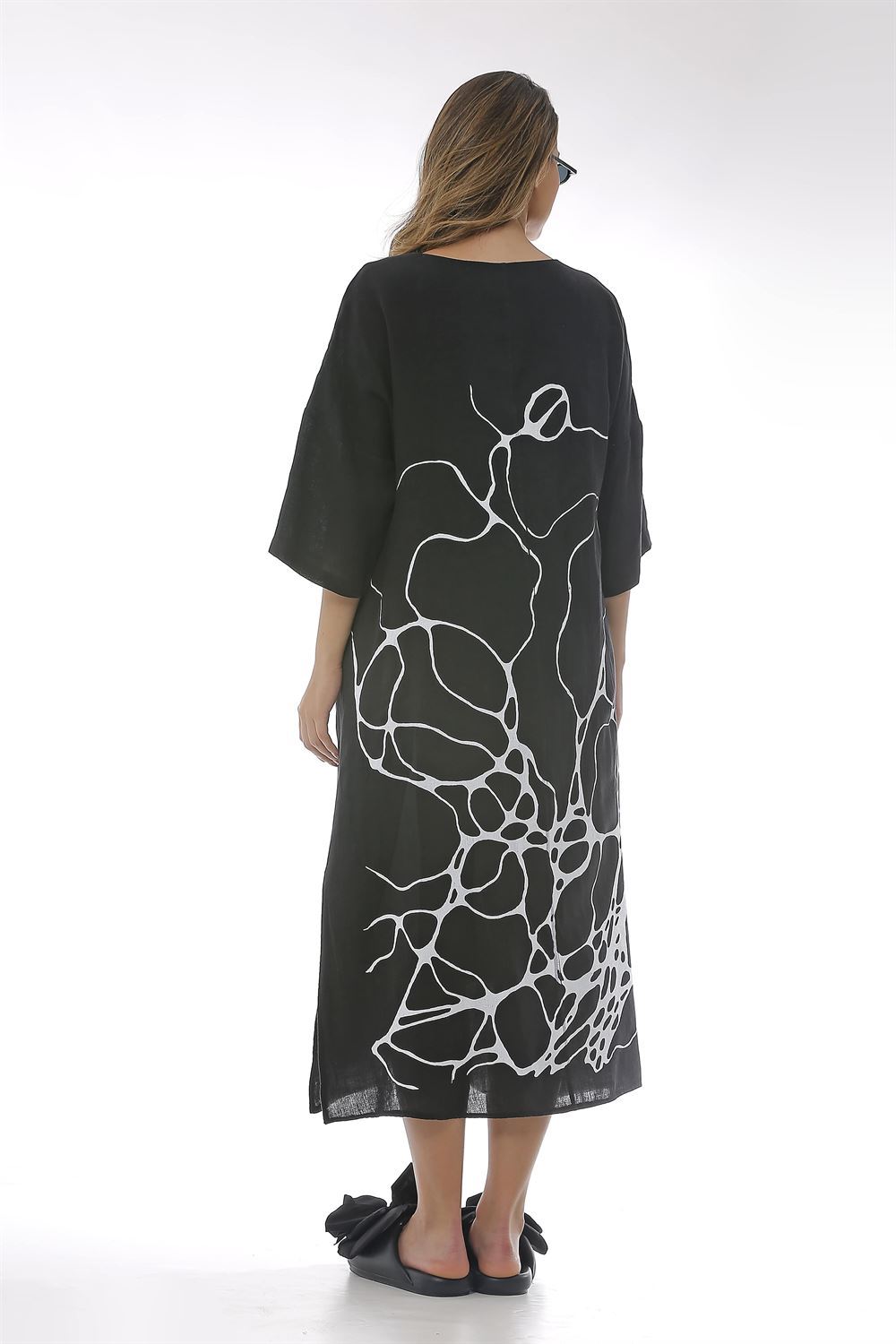 فستان كتان طويل بياقة على شكل حرف V وأكتاف منخفضة - أسود